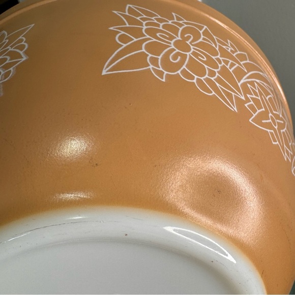 Vintage Woodland Tan Pyrex Mixing Bowl 1.5 Qt. - Picture 3 of 10